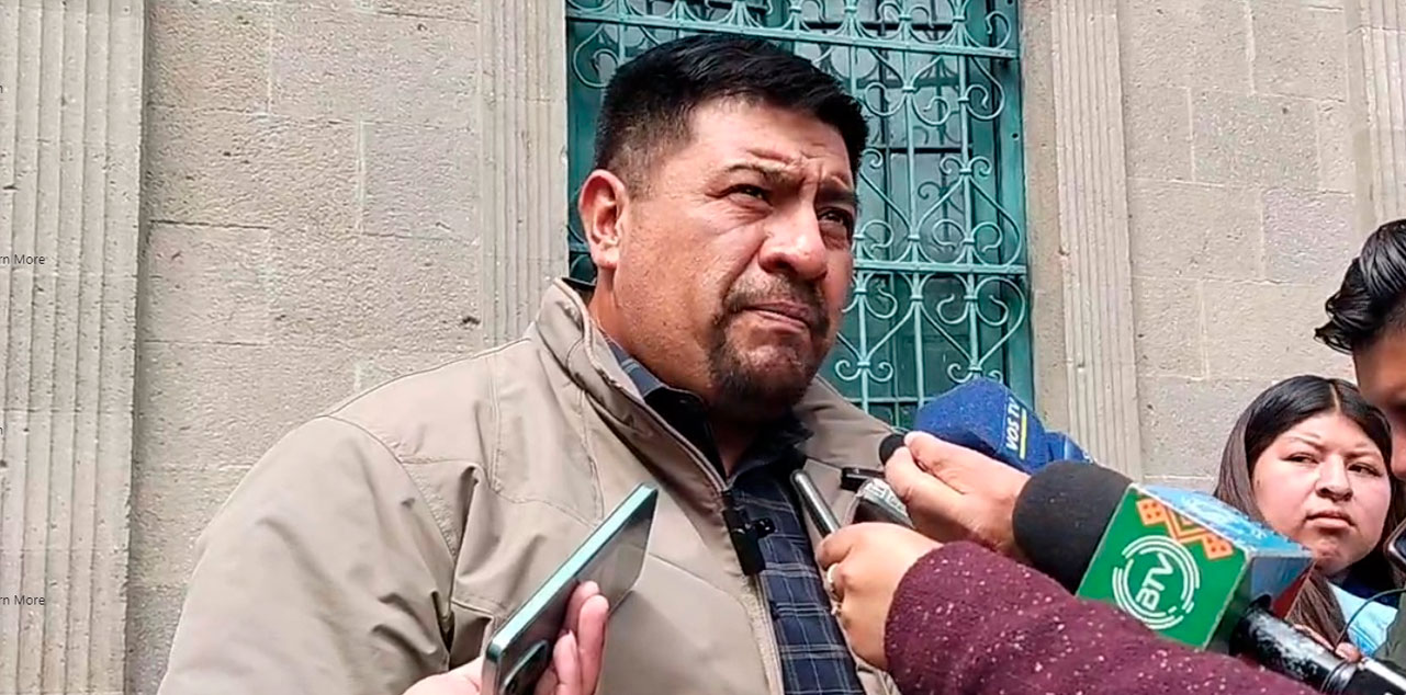 El ministro de Desarrollo Rural y Tierras, Yamil Flores, en contacto con la prensa local. Imagen: Captura.