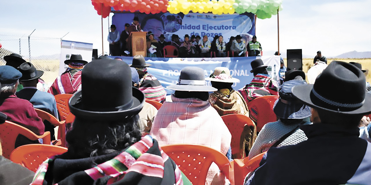 La población beneficiada en el acto de entrega de los sistemas de agua.  | Foto: MDRyT