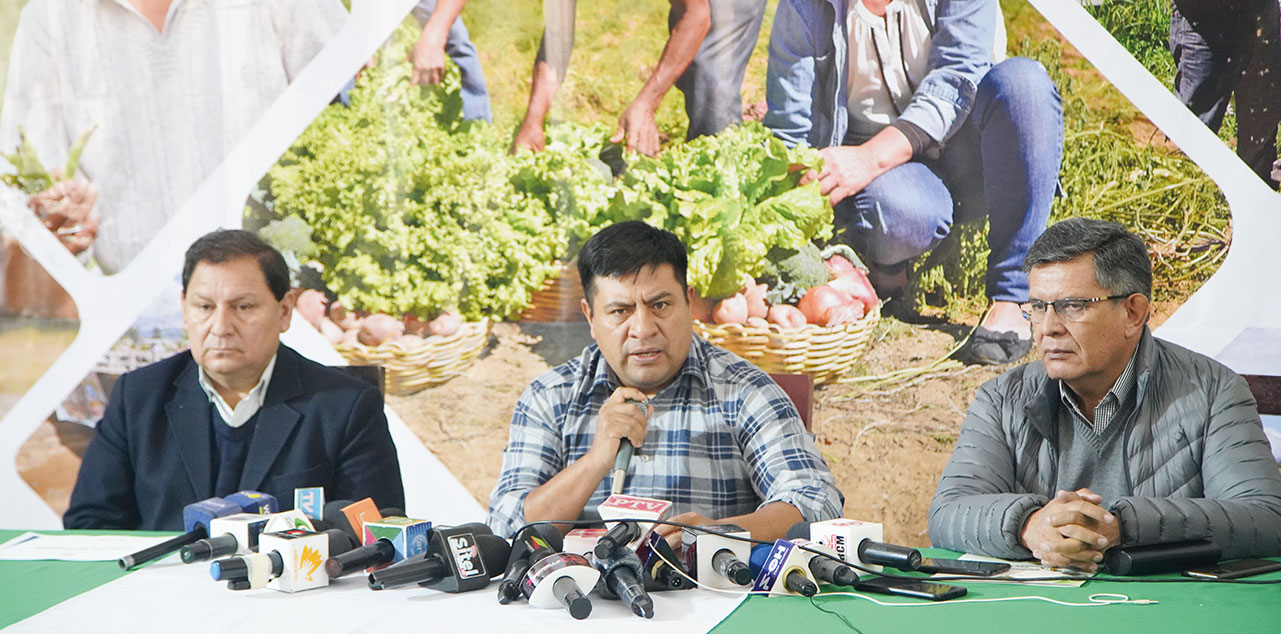 El ministro de Desarrollo Rural y Tierras, Juan Yamil Flores, en conferencia de prensa. Foto: Jorge Mamani