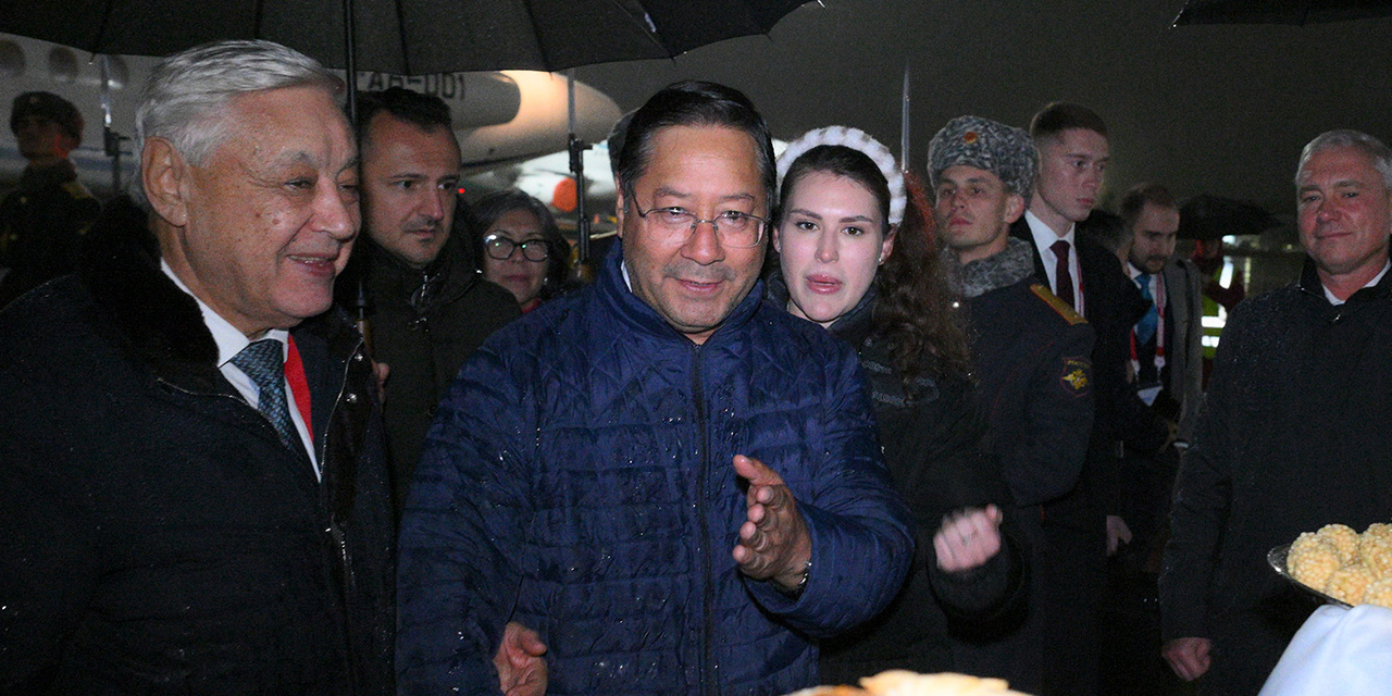 Luis Arce a su llegada a la ciudad de Kazán es recibido por autoridades rusas. Foto: Presidencia