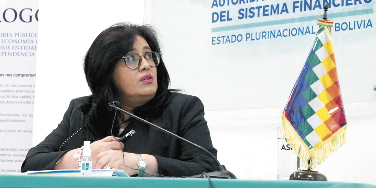 La directora de la ASFI, Ivette Espinoza, en conferencia de prensa.  | 