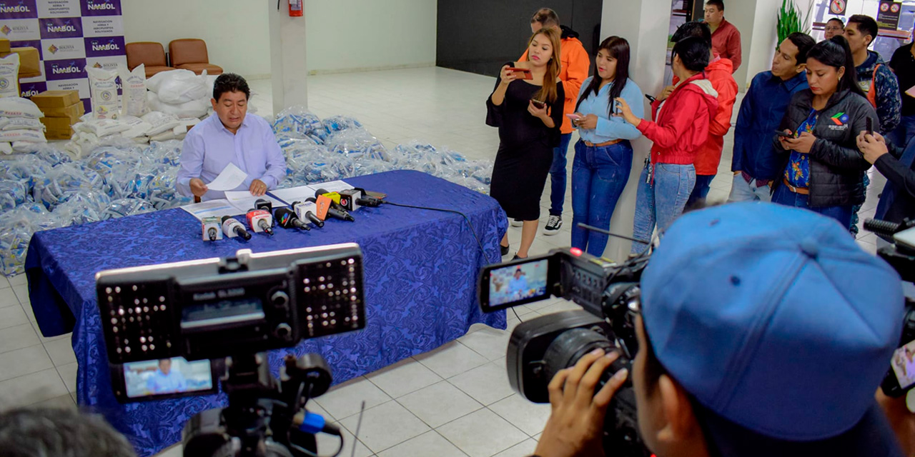 El ministro de Obras Públicas, Edgar Montaño, en conferencia de prensa. Foto: MOPSV.