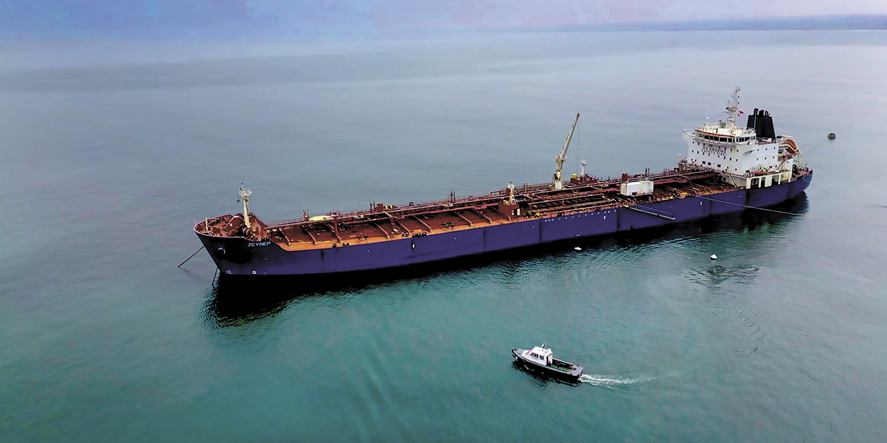 Un buque petrolero en el puerto de Arica.