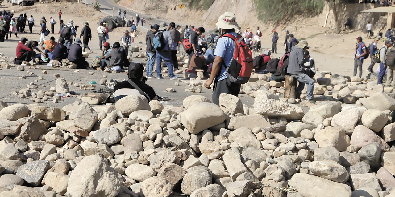 Uno de los puntos de bloqueo en el que los evistas cubrieron la carretera con piedras.