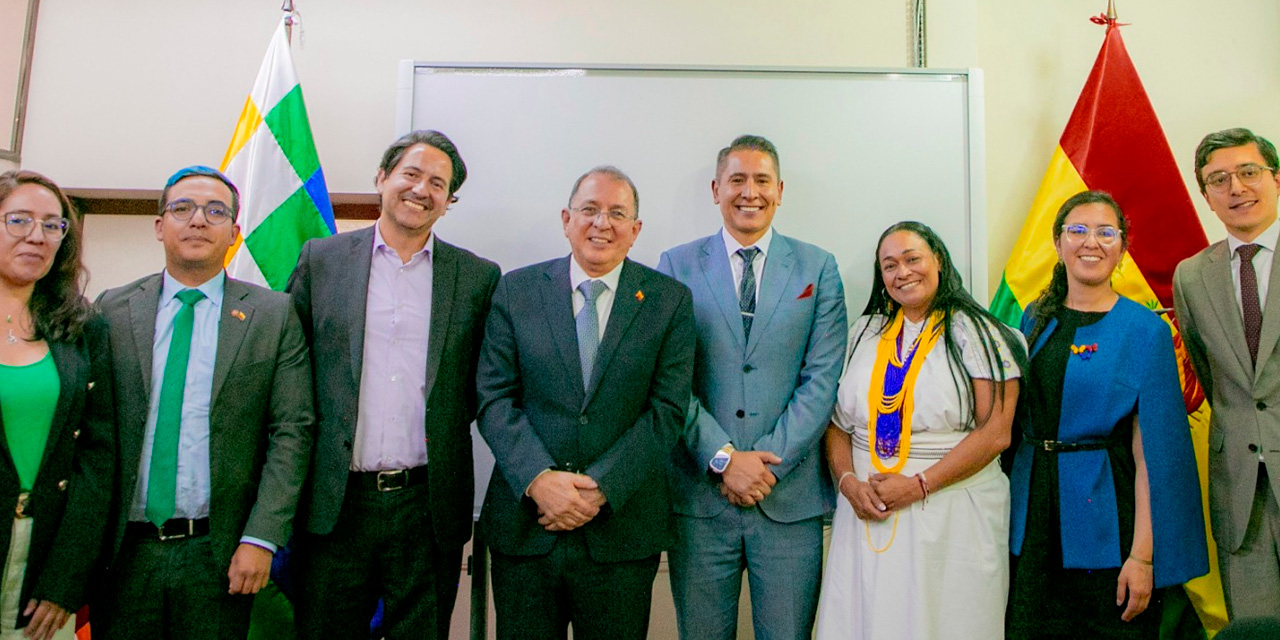 Las delegaciones de ambos países que participaron en el encuentro. Foto: MHE