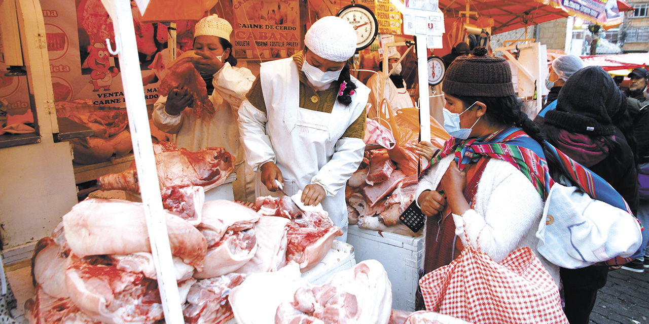 La carne de cerdo está disponible en los mercados.  | Foto: Jorge Mamani