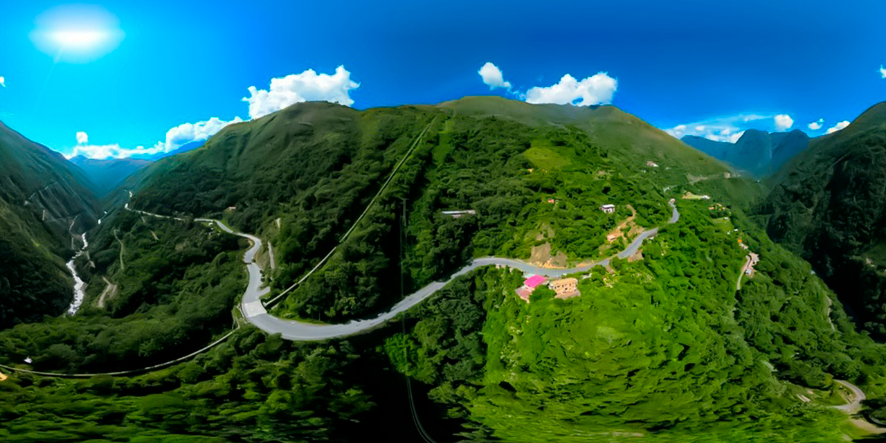 Vista aérea de la carretera Unduavi-Chulumani. Foto: ABC