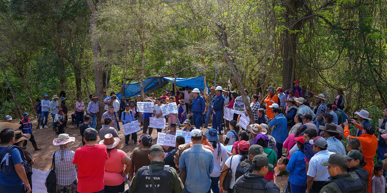 La mayoría de las comunidades de Francisco Gutiérrez, ejecutivo de la FSUCCT, señaló que la oposición al proyecto proviene de una minoría de entre quince y veinte personas. Más de 200 habitantes de nueve comunidades del cantón Chiquiacá reafirmaron su respaldo al proyecto Domo Oso-X3 (DMO-X3), en el departamento de Tarija, con miras a un proyecto petrolero. Según información institucional, en una reunión con representantes de las comunidades cercanas al área de influencia, la Federación Sindical Única de Comunidades Campesinas de Tarija (FSUCCT) expresó su apoyo a la ejecución del proyecto. Francisco Gutiérrez, ejecutivo de la FSUCCT, señaló que la oposición al proyecto proviene de una minoría de entre quince y veinte personas. "Las bases de las comunidades han emitido sus votos resolutivos y están de acuerdo en que la empresa continúe con los trabajos", afirmó Gutiérrez.  Yacimientos Petrolíferos Fiscales Bolivianos (YPFB) y Petrobras valoraron el respaldo de las comunidades, que permitirá avanzar con las actividades exploratorias, las cuales se llevarán a cabo fuera de los límites de la Reserva Nacional de Tariquía.  Moisés Mercado, asesor de YPFB, destacó el compromiso de más de 200 comunarios y aseguró que las operaciones respetan el medioambiente y siguen todos los protocolos establecidos. El proyecto DMO-X3 se encuentra en el municipio de Entre Ríos, en la provincia O’Connor, y las comunidades han solicitado al Gobierno nacional que coordine acciones para impulsar el desarrollo de la región.  Mercado añadió que actualmente se están realizando trabajos de relevamiento de información para la ficha ambiental y estudios topográficos, e invitó a los monitores ambientales a participar en estos procesos. A pesar del apoyo mayoritario, de acuerdo con los comunarios algunos intereses políticos buscan frenar el proyecto, aunque afirman que representan una minoría. Las comunidades mantienen su postura de respaldo al desarrollo de este emprendimiento que promete impulsar el progreso de la zona. ratifican su apoyo al proyecto exploratorio DMO-X3