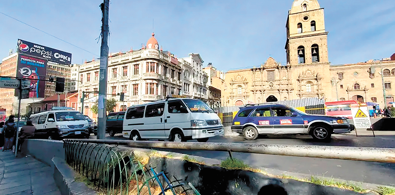 El tráfico vehicular en una calle de la ciudad de La Paz. Foto: Archivo