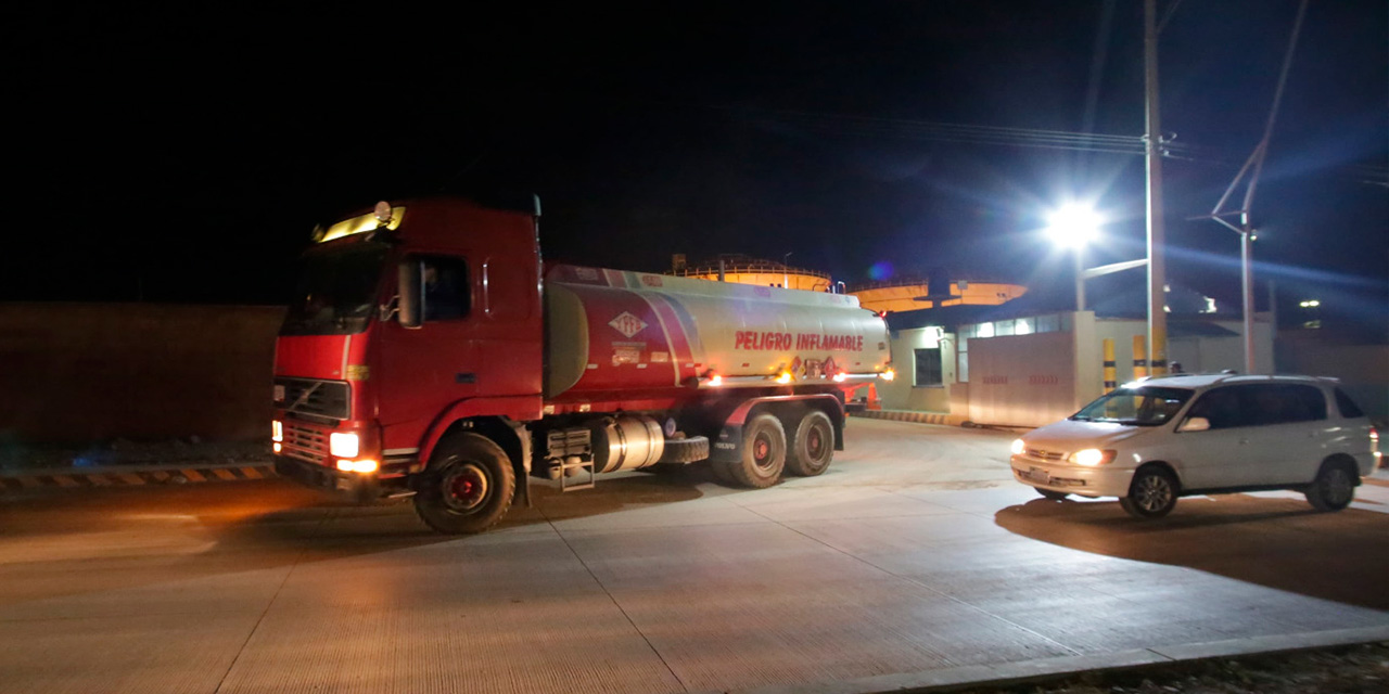 Un camión cisterna con combustibles. Foto: Josué Cortez