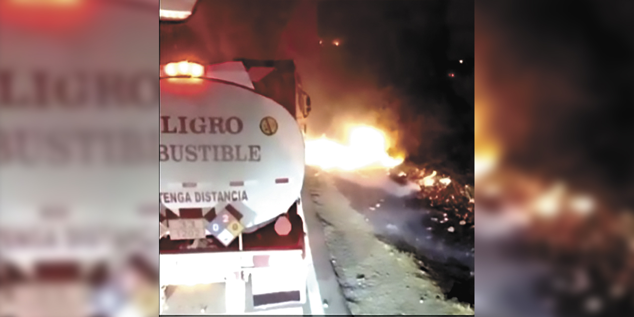 Fuego cerca de un camión cisterna en la ruta Cochabamba-Tarija.