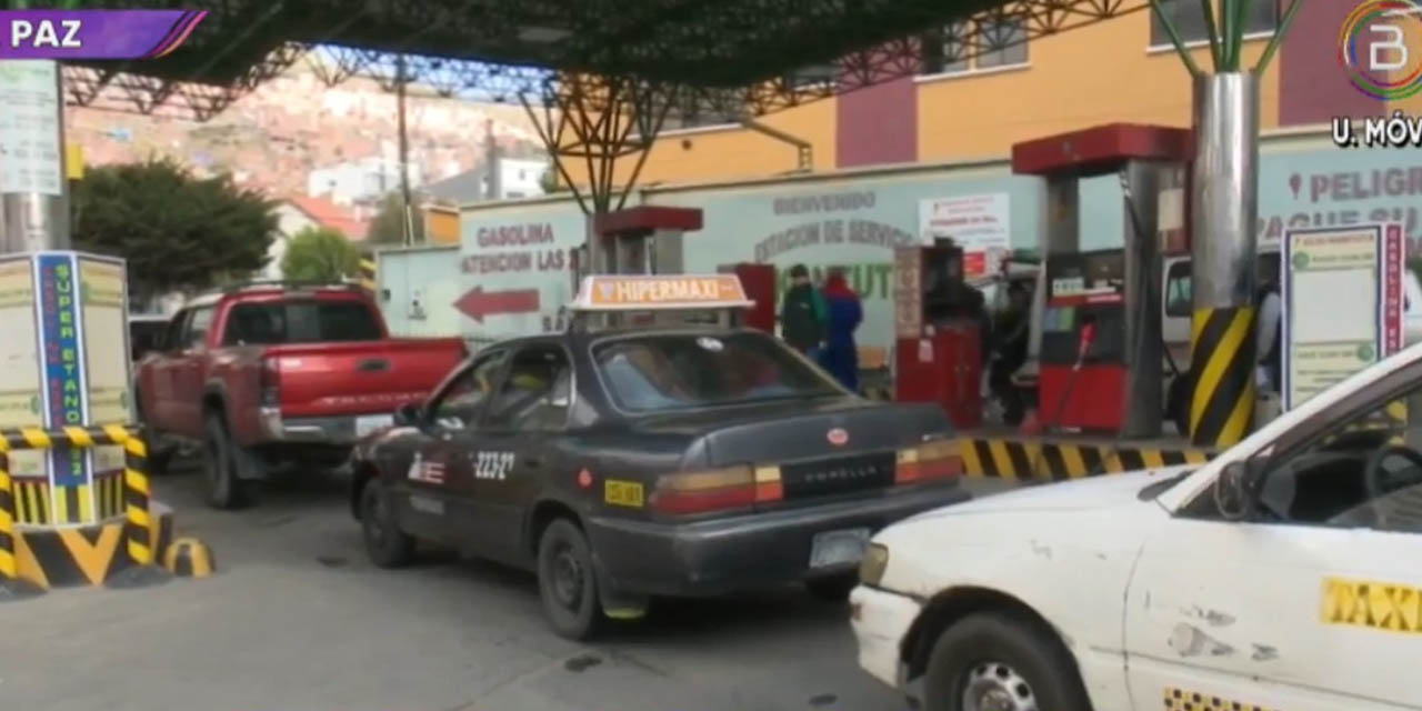 El surtidor "Kantuta", en la zona Miraflores de la ciudad de La Paz. Imagen: Captura Bolivia Tv.