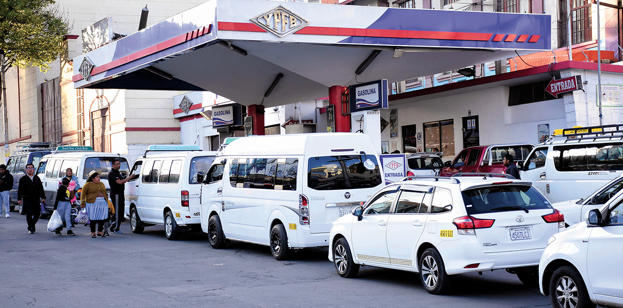 La venta de combustibles en la estación de servicio Uruguay, en La Paz. Foto: APG