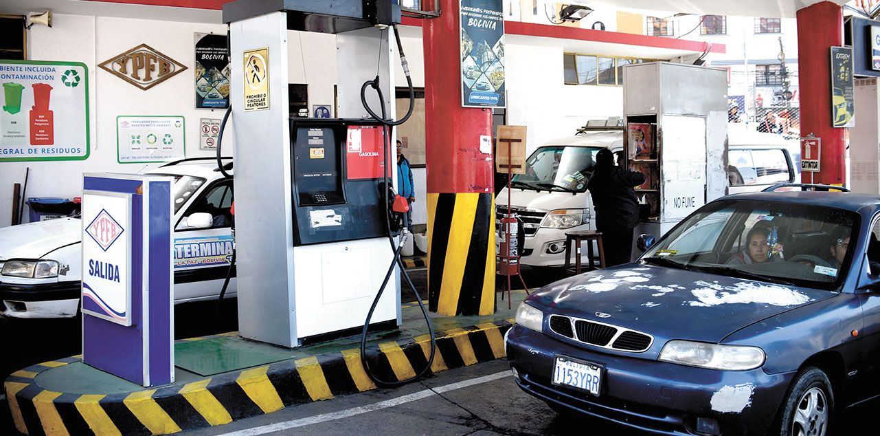 La comercialización de combustibles en una estación de servicio de La Paz. Foto: Gustavo Ticona