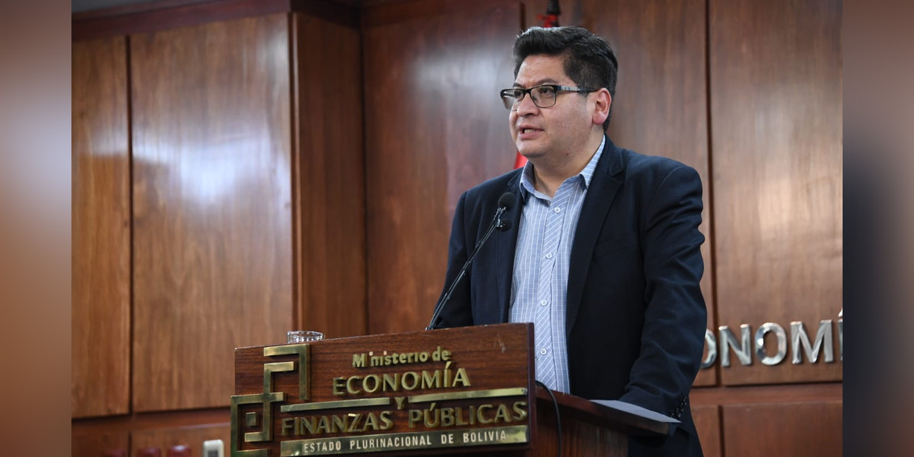 El ministro de Economía, Marcelo Montenegro, en conferencia de prensa. Foto: Archivo.