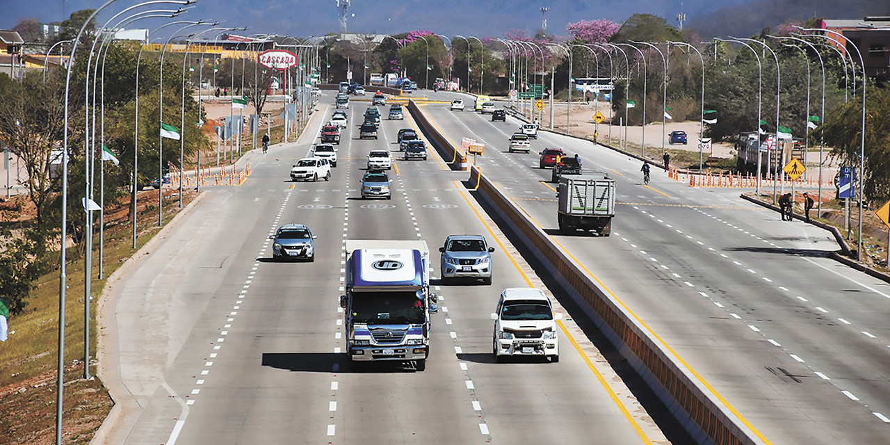 La Doble Vía Yacuiba-Campo Pajoso, de seis carriles, en la región del Gran Chaco tarijeño. | Foto: EBC