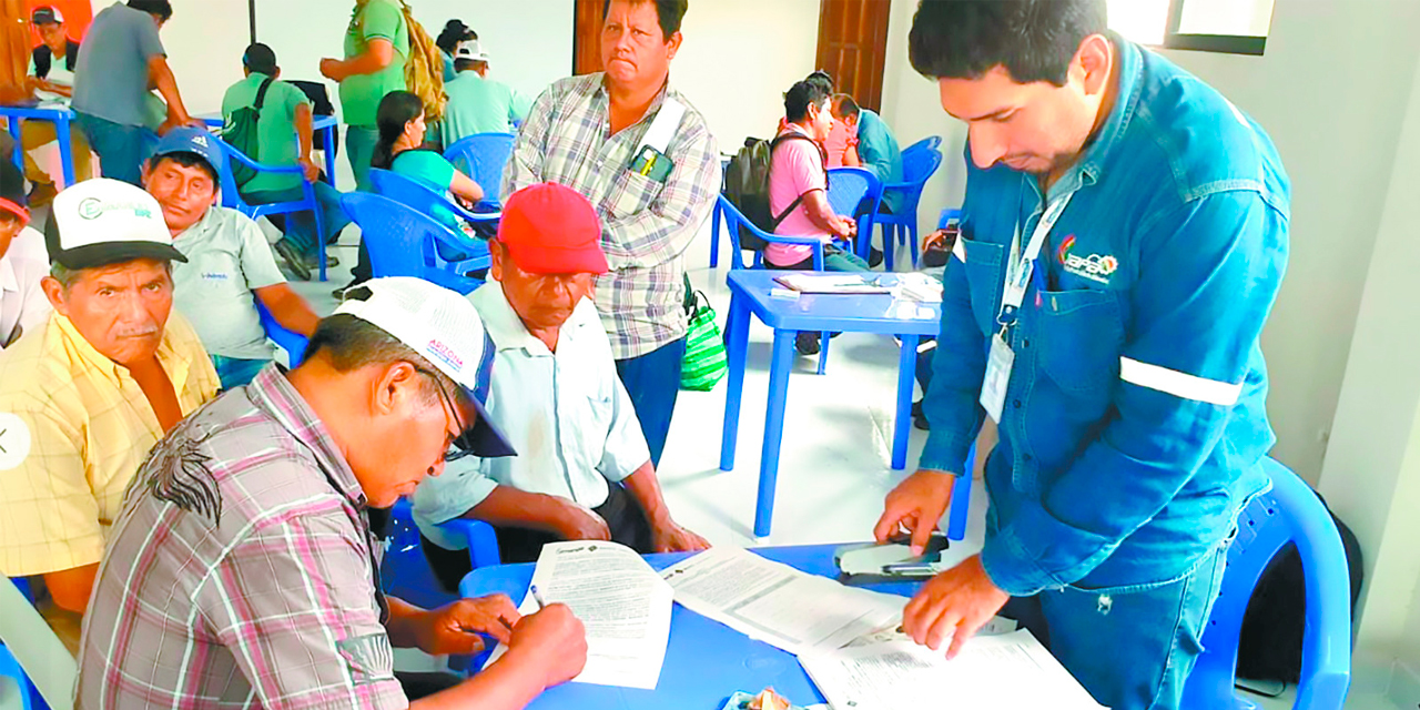 La firma del acuerdo bipartito entre los productores y Emapa. Foto: Emapa