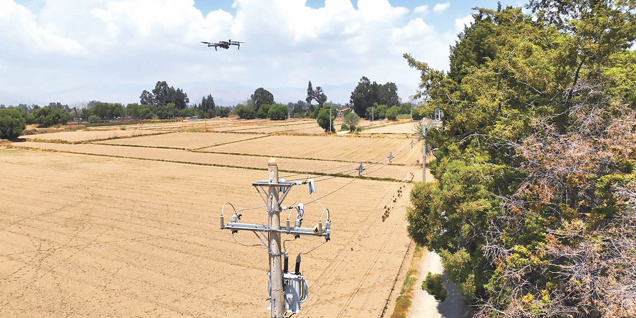 Un dron termográfico en la inspección de una red eléctrica. | Foto: Ende