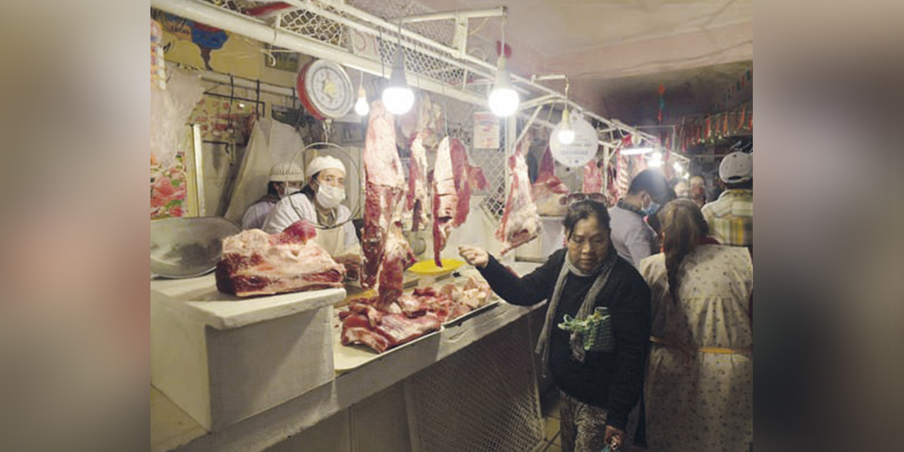 Venta de carne en un mercado de La Paz. | Foto: RRSS