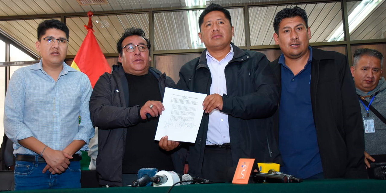 La conferencia de prensa de las autoridades de hidrocarburos y las dirigencias de choferes de La Paz. Foto: MHE