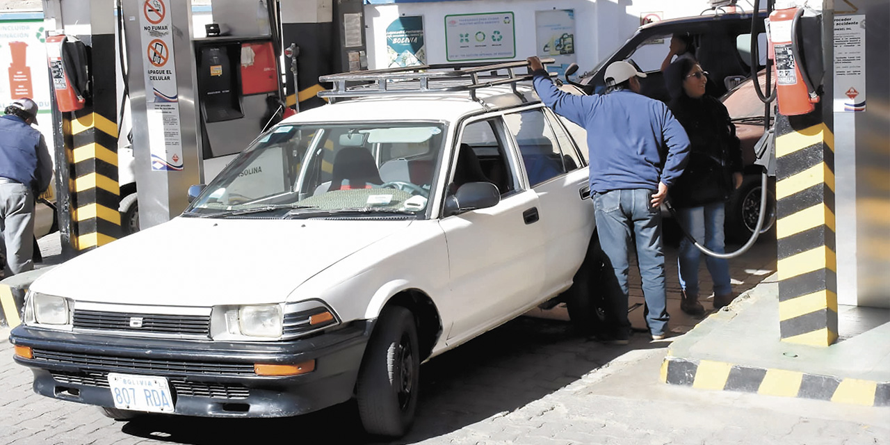 Venta de combustibles en una estación de servicio de La Paz. | Foto: APG