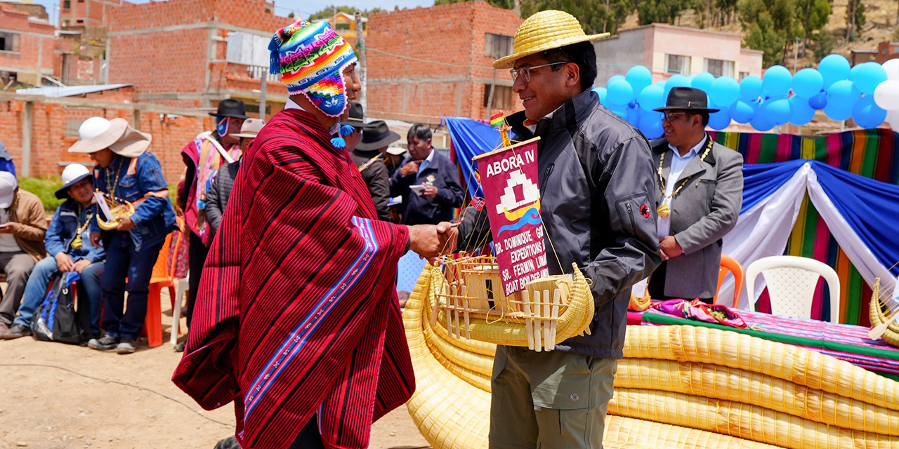 Ministro Huanca insta a la isla Suriqui a promover sus balsas de totora y cultura mundialmente 