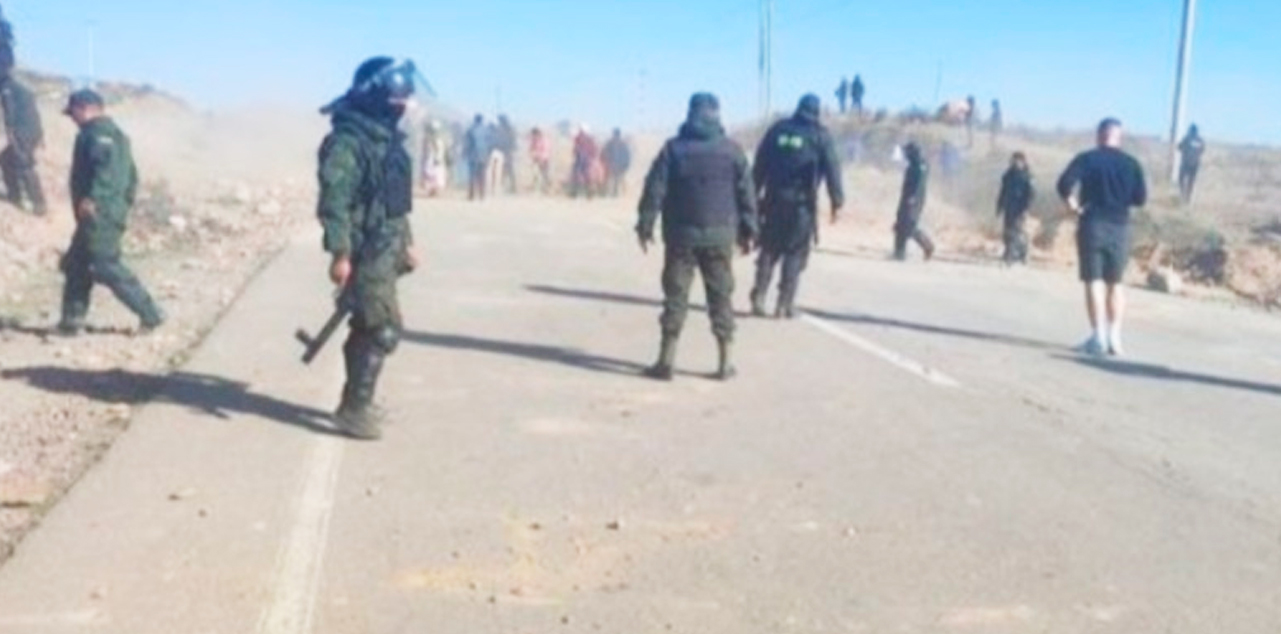 Contingente policial desbloquea en Caracollo. Foto: Captura de imagen RTP