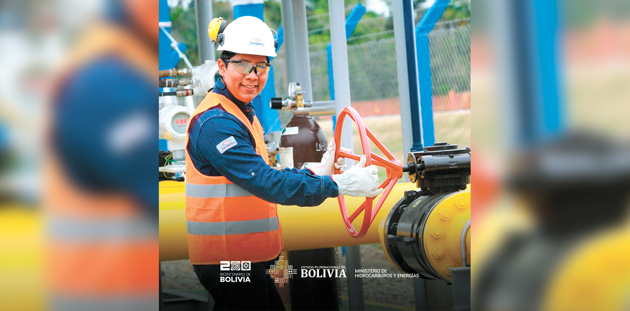 Un trabajador de la estatal petrolera YPFB junto a los gasoductos de exportación. Foto: MHE