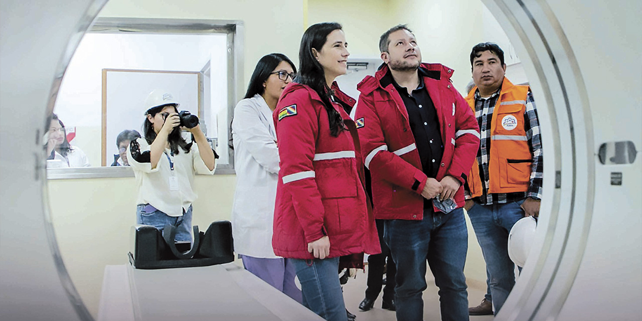 El ministro Alejandro Gallardo  junto a la directora de la ABEN, Hortensia Jiménez. | Foto: MHE