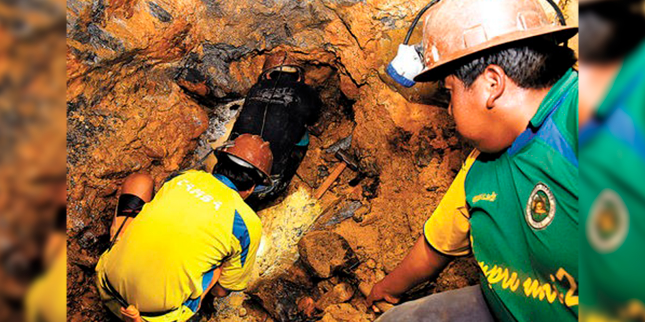 Mineros trabajan en la explotación de oro. Foto: MMyM