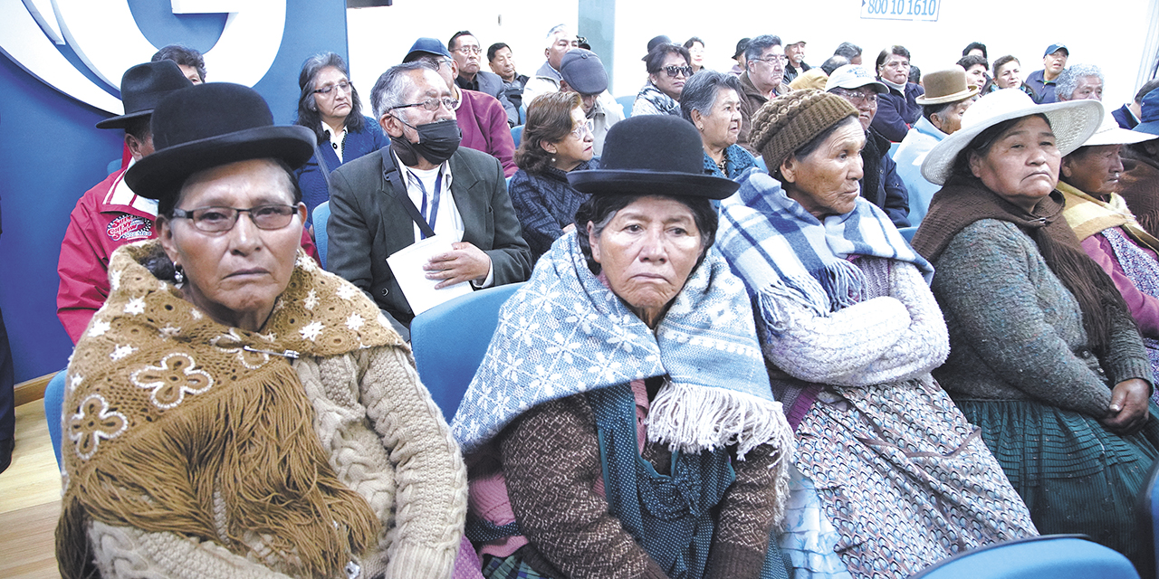 Personas de la tercera edad en la Gestora Pública. | Foto: Jorge Mamani