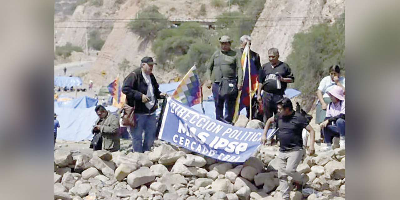 Bloqueo de afines a Evo Morales en Cochabamba. | Foto: RRSS