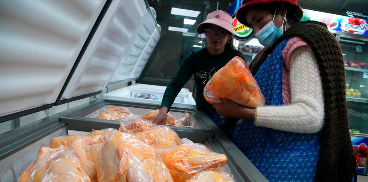 Este jueves llegó 20.000 unidades de pollo a El Alto, de las 40.000 comprometidas para esta jornada. Foto: MDPyEP