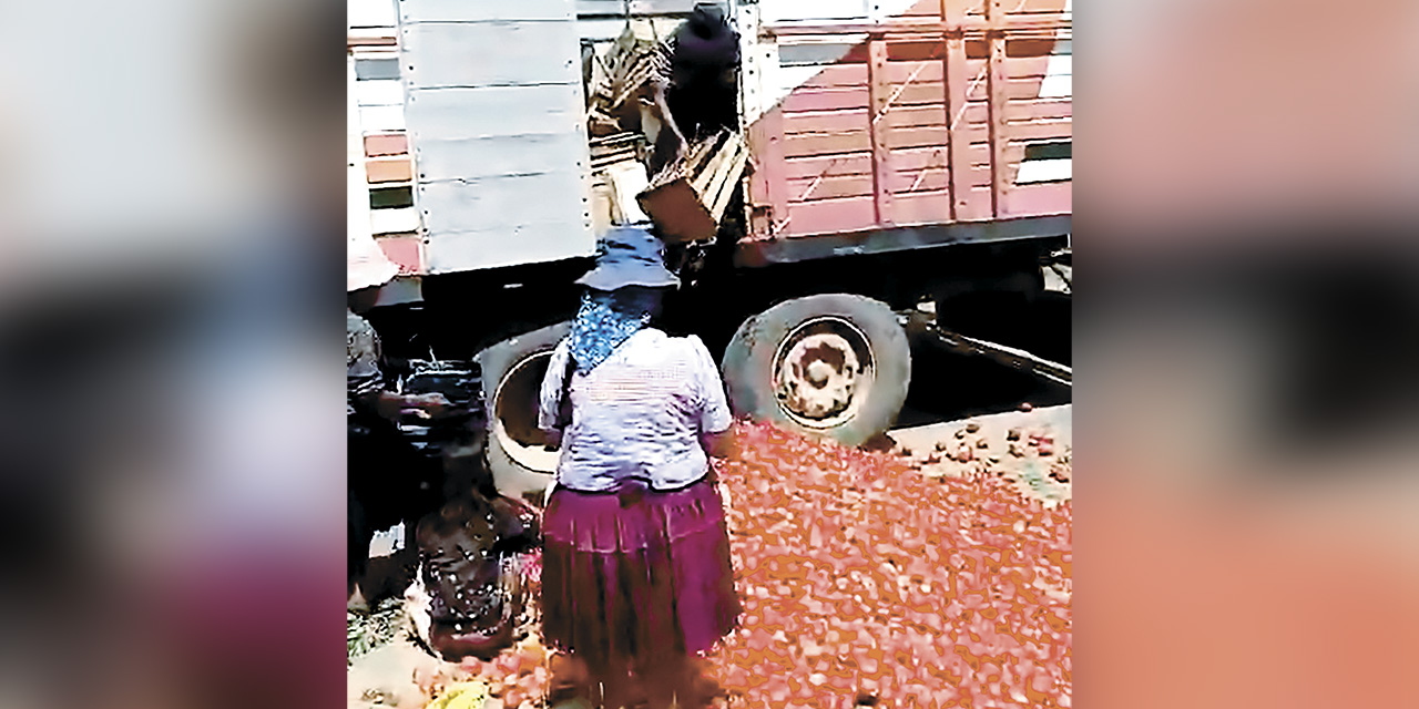 Un productor de tomate desesperado tira su carga en plena carretera.   | Foto: Captura de Pantalla