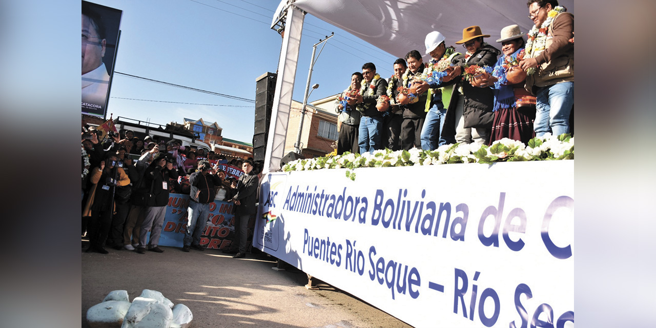 El momento de la ch’alla de las obras por parte de autoridades nacionales y locales. | Foto: ABC