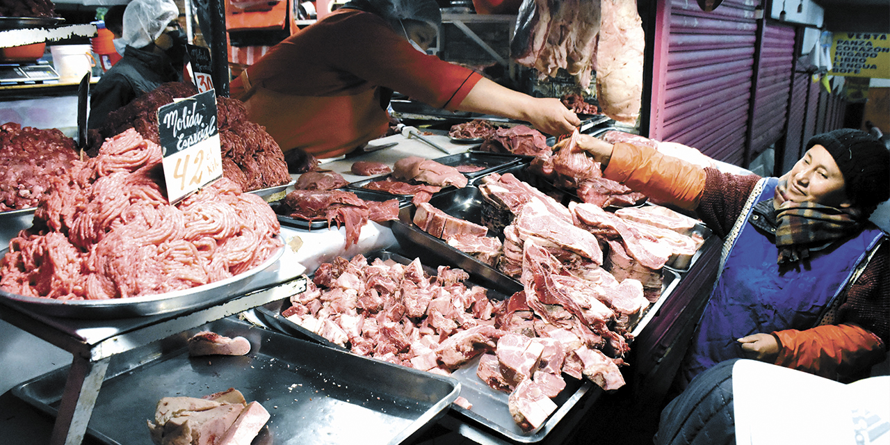 Los mercados registran un incremento del precio de la carne de res en gancho.  | Foto: Jorge Mamani