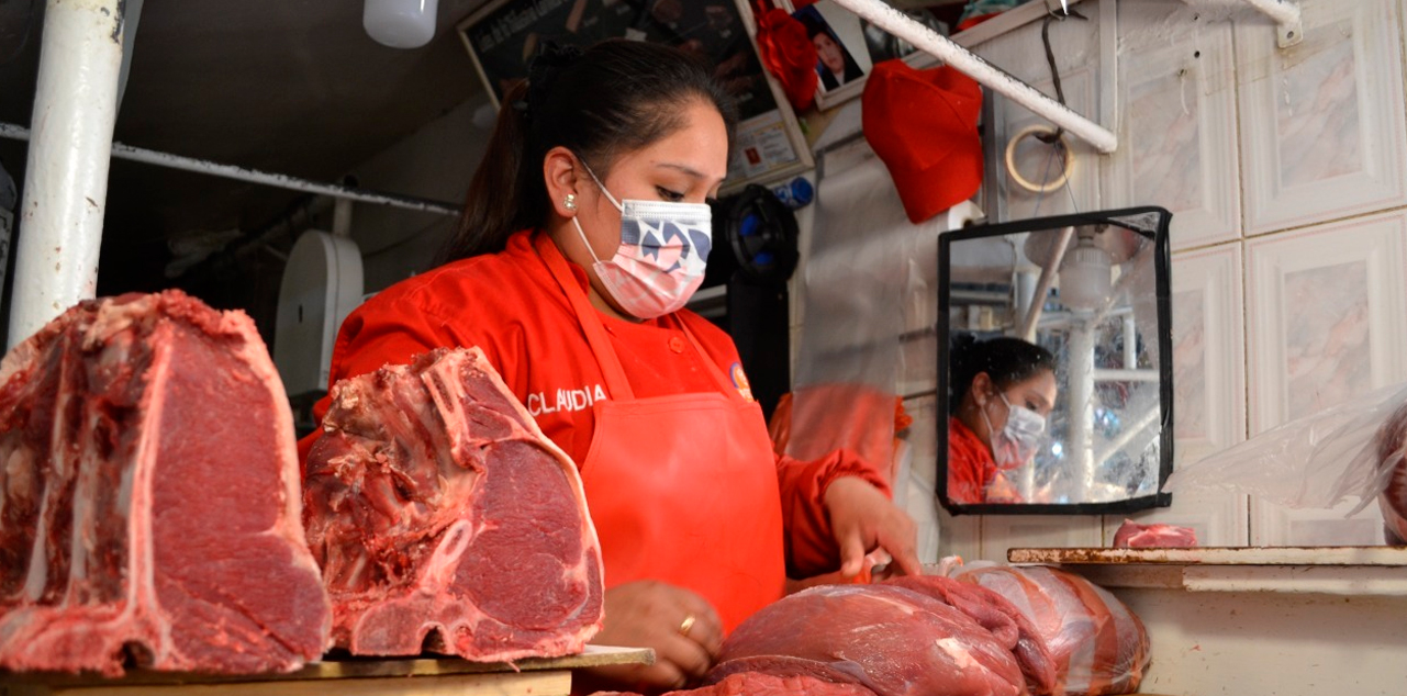 Venta de carne de res al detalle en un mercado de la ciudad de La Paz. Foto: Archivo.