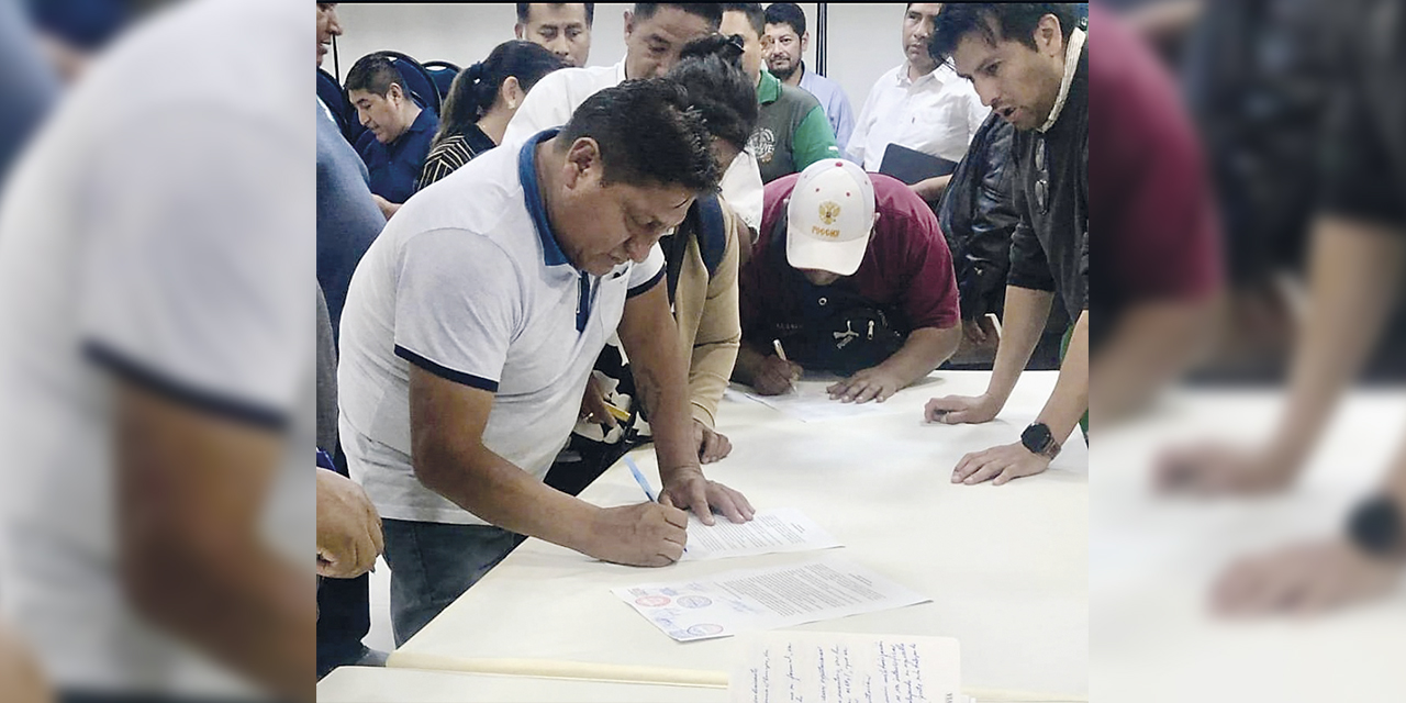 Firma del acuerdo por parte de productores y comercializadores.