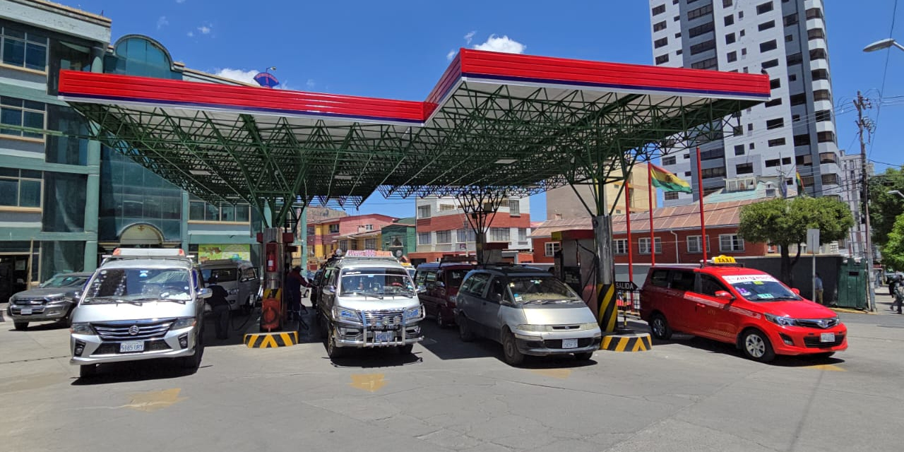 Estación de servicio de YPFB, en la ciudad de La Paz. Foto: MHE.