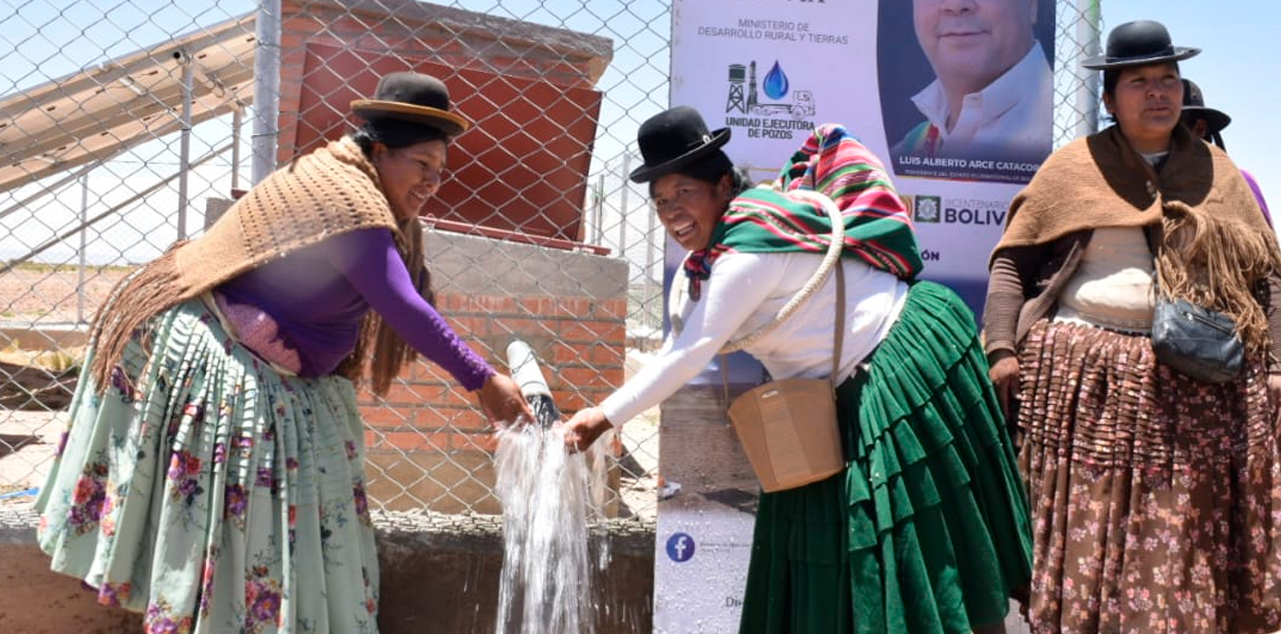 Las beneficiarias junto a uno de cuatro sistemas de agua subterránea. Foto: MDRyT