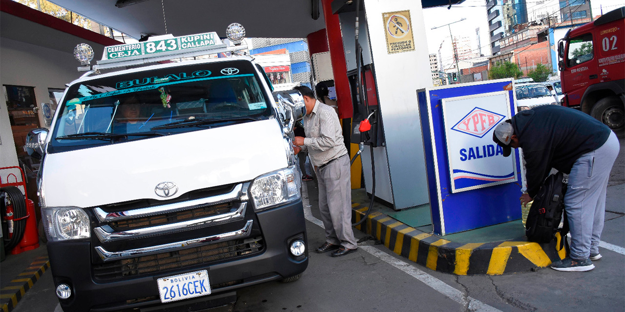 La venta de carburantes en una estación de servicio en La Paz. Foto: APG