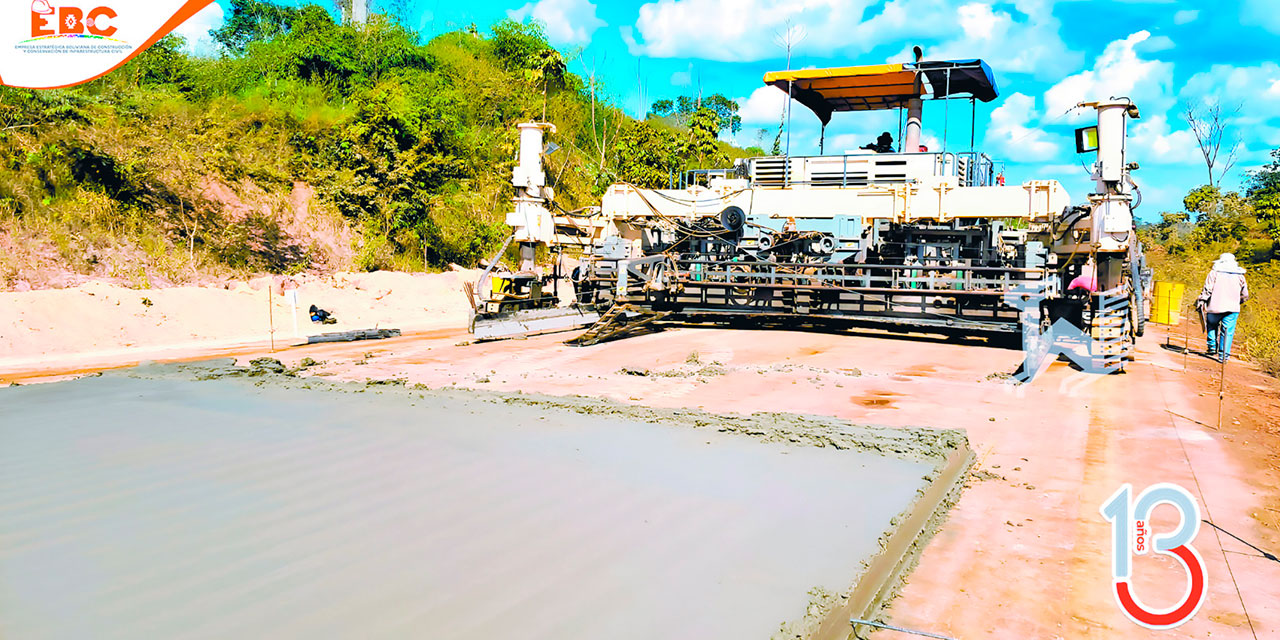 Los trabajos de pavimentación sobre el tramo carretero. Foto: EBC