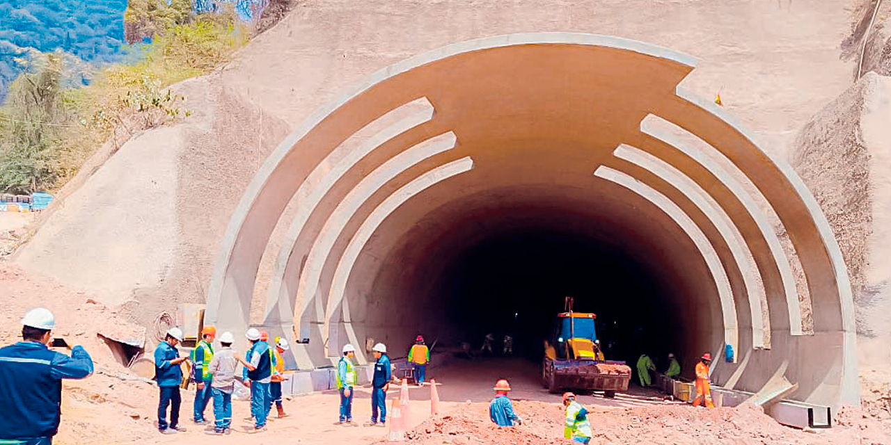 Inspección del túnel de Incahuasi por parte de autoridades de la Administradora Boliviana de Carreteras. Foto: ABC