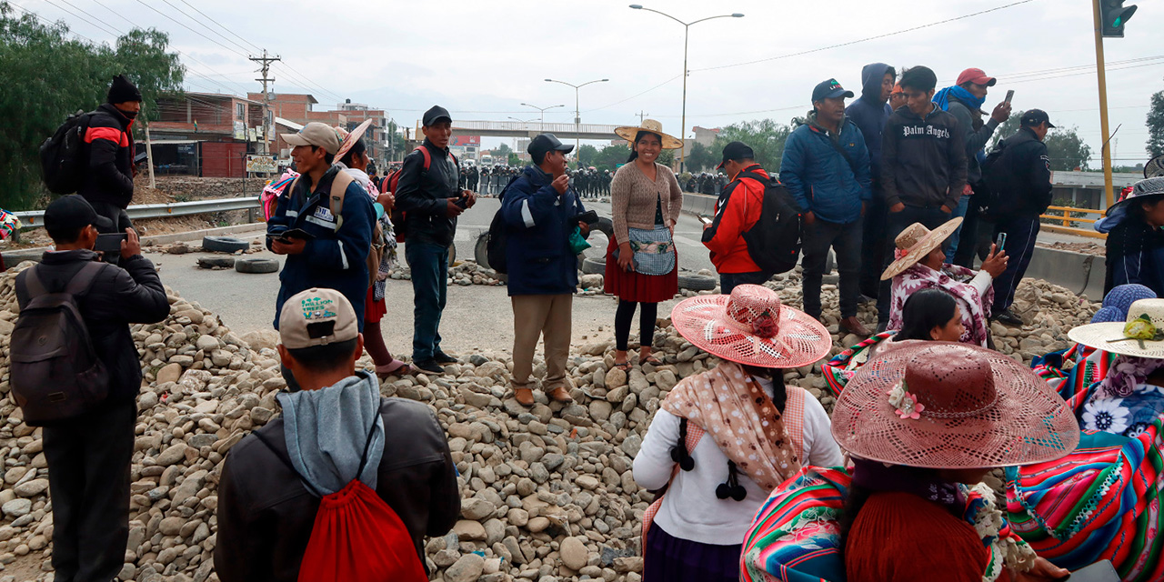 Un punto de bloqueo en Cochabamba con promontorios de piedras sobre la plataforma. Foto:  APG