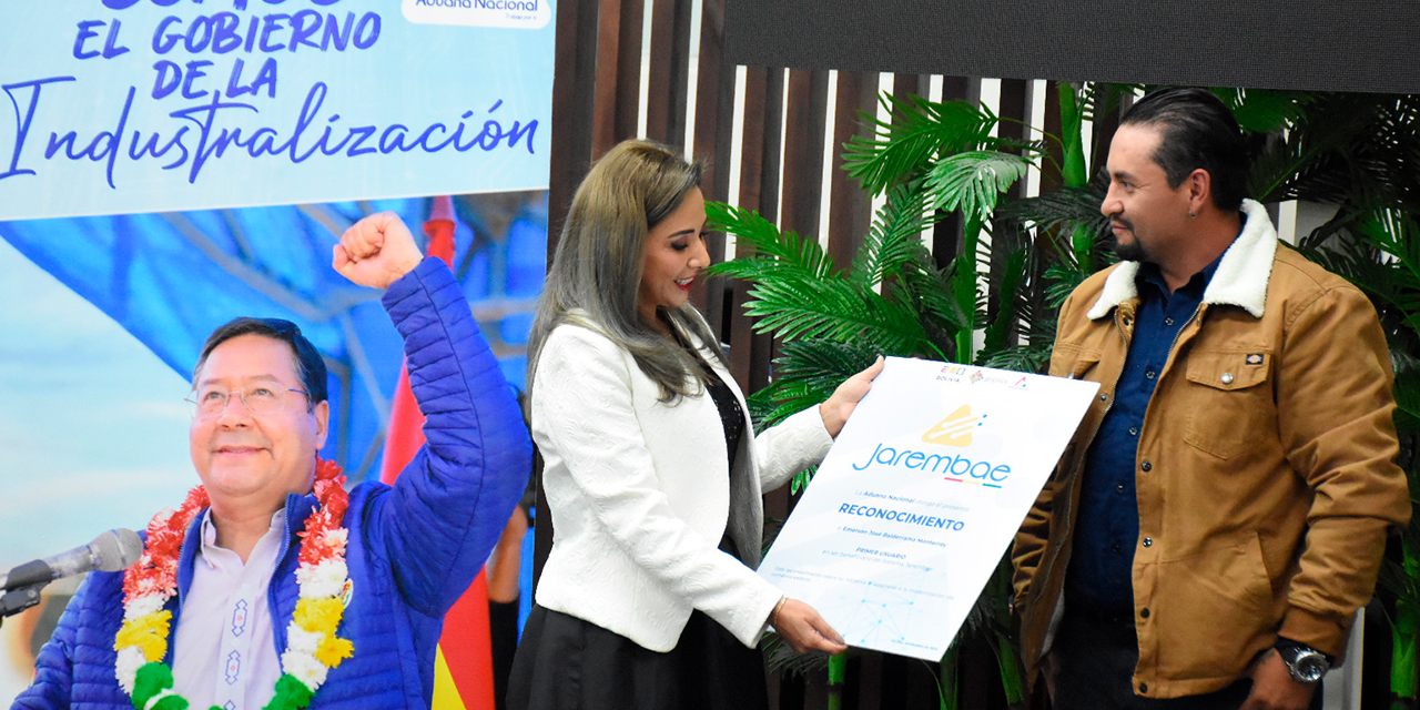 La presidenta de la Aduana, Karina Serrudo, durante la presentación de la plataforma. Foto: Jorge Mamani