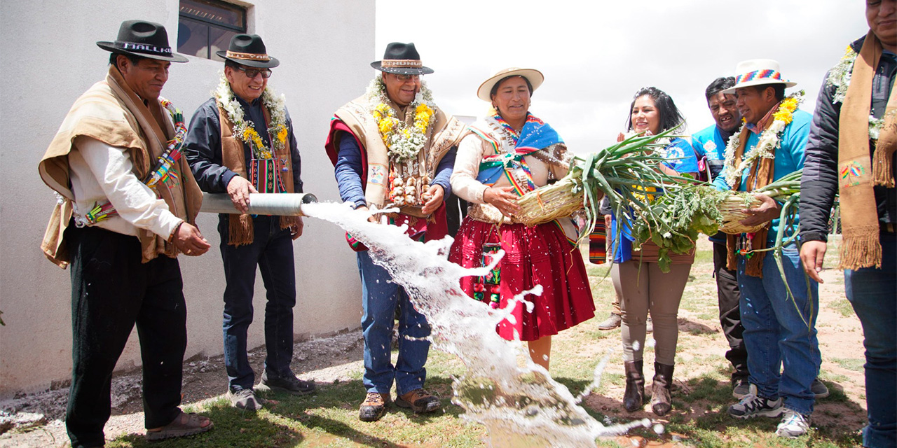 El presidente Luis Arce inaugura uno de los proyectos de agua potable. Foto: Archivo