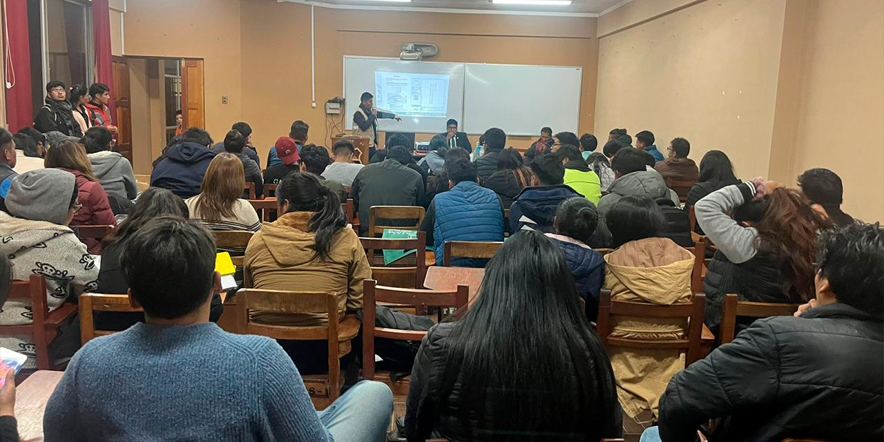 Estudiantes de la Facultad de Ingeniería Minera de la UTO. Foto: AJAM