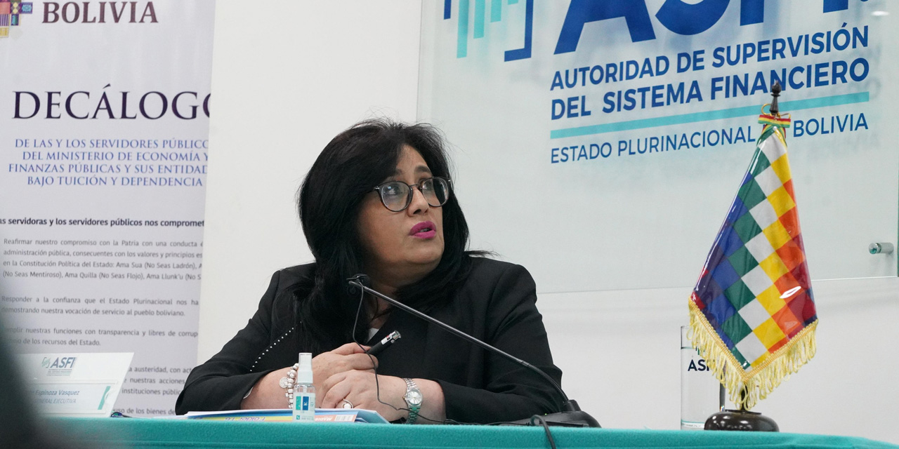 La directora de la ASFI, Ivette Espinoza, en conferencia de prensa. Foto: Archivo.