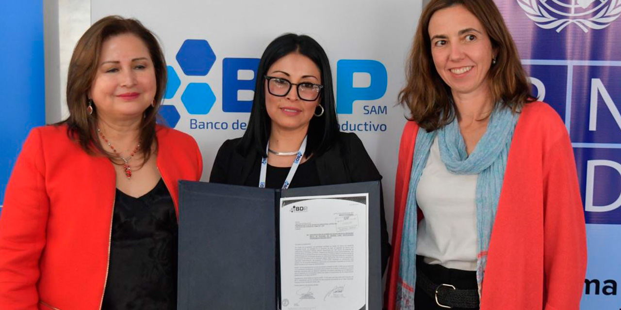 Las representantes de las entidades durante la firma del convenio. Foto: BDP