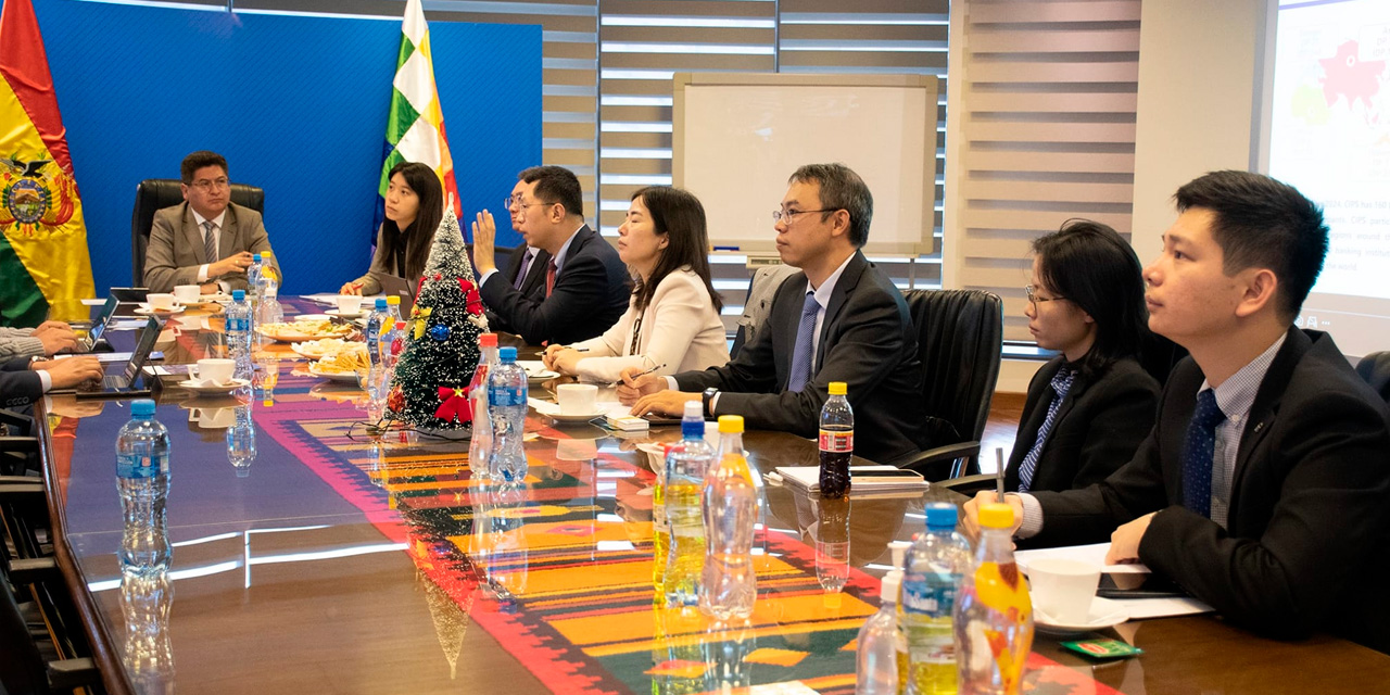 El ministro Marcelo Montenegro y representantes del Sistema de Pago Interbancario y Transfronterizo (CIPS, por sus siglas en inglés) de China. Foto: MEyFP